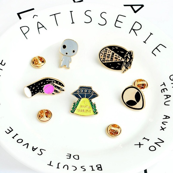 5 pcs “Do you Believe in Aliens?” Enamel Pin Set - Picture 3 of 5